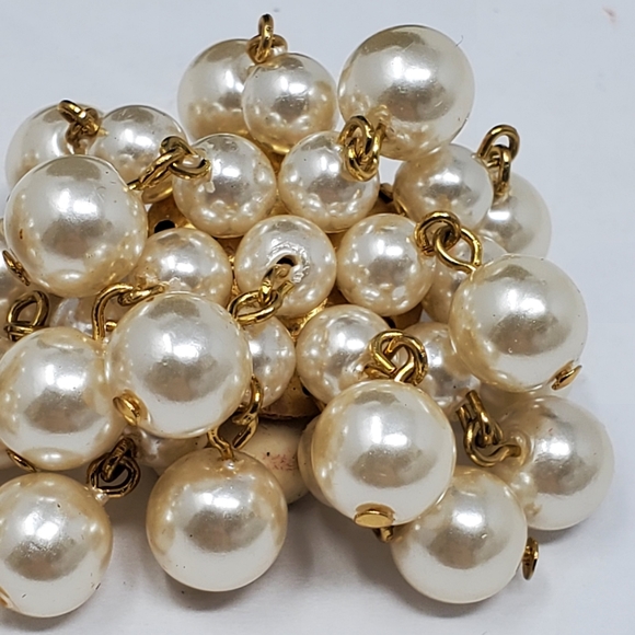 Vintage faux cluster pearl clip on earrings in Great used condition - Picture 8 of 8